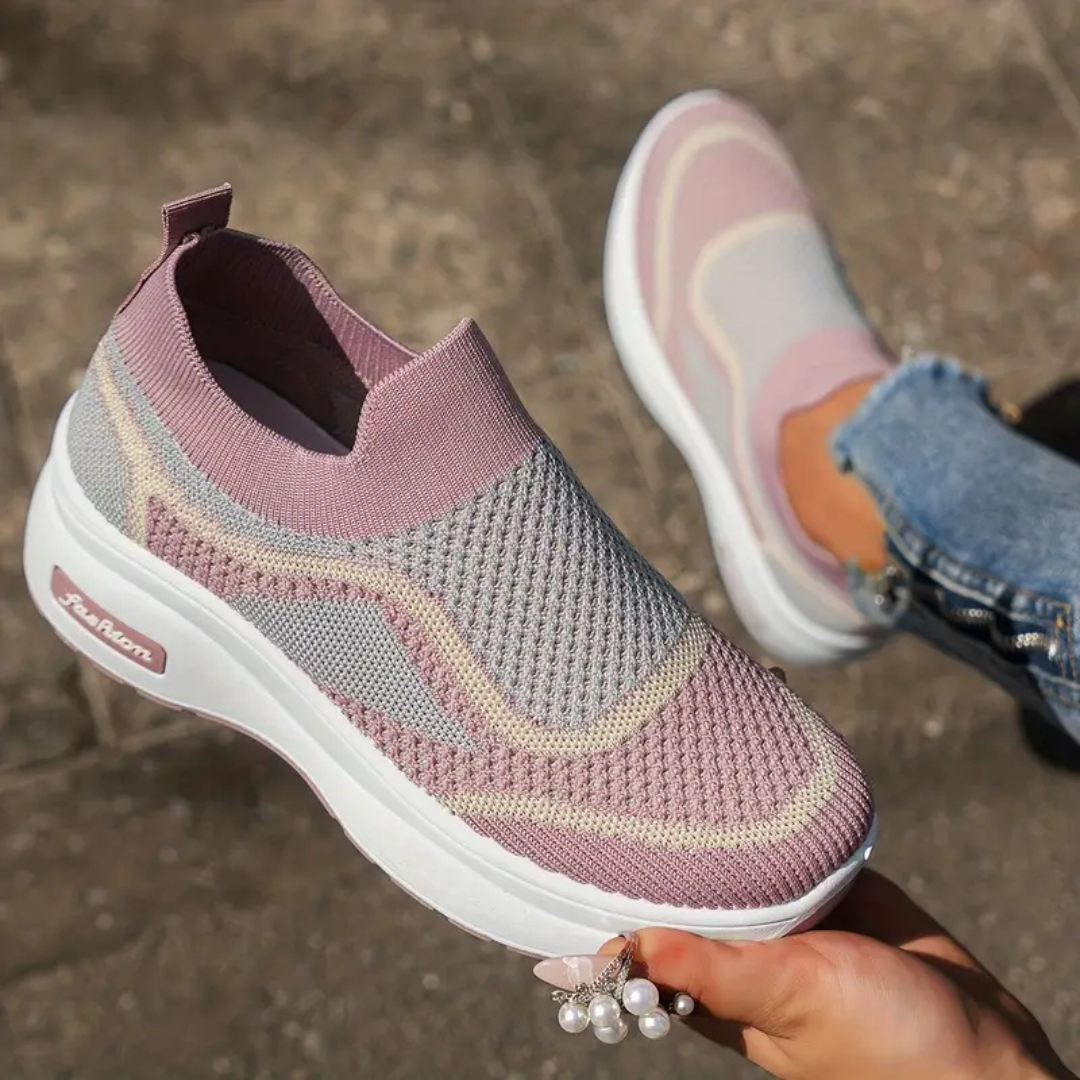 Zapatillas deportivas tipo slip-on con plataforma ergonómica y tejido elástico transpirable.
