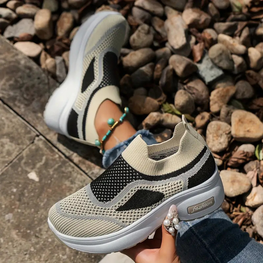 Zapatillas deportivas tipo slip-on con plataforma ergonómica y tejido elástico transpirable.