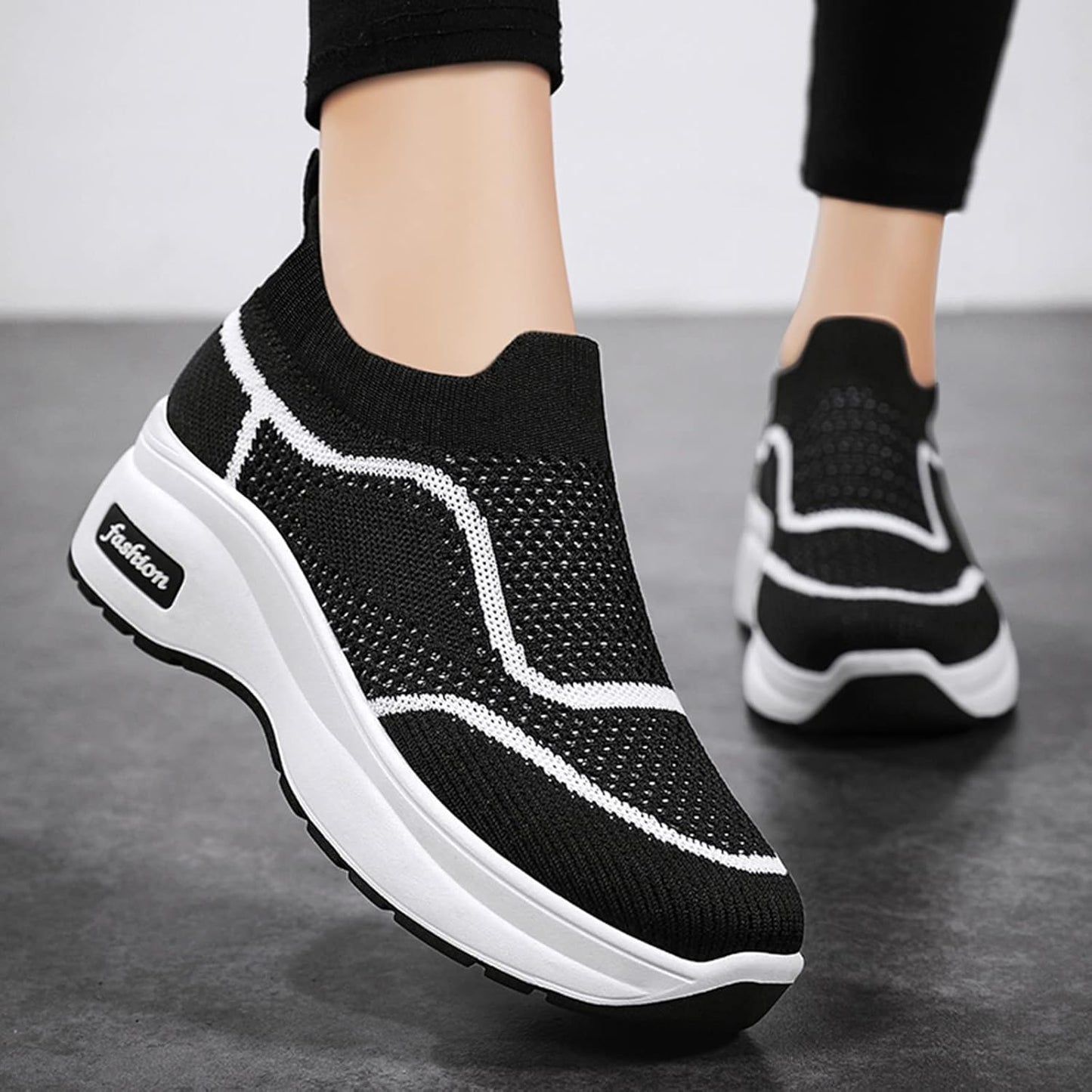 Zapatillas deportivas tipo slip-on con plataforma ergonómica y tejido elástico transpirable.