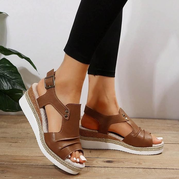 Sandalias de plataforma en piel vegana – Diseño cruzado con hebilla ajustable
