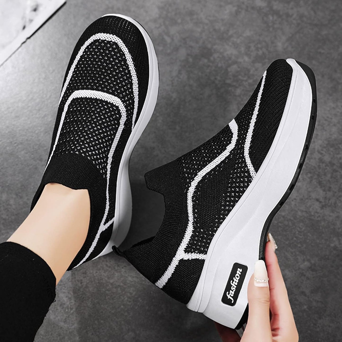 Zapatillas deportivas tipo slip-on con plataforma ergonómica y tejido elástico transpirable.
