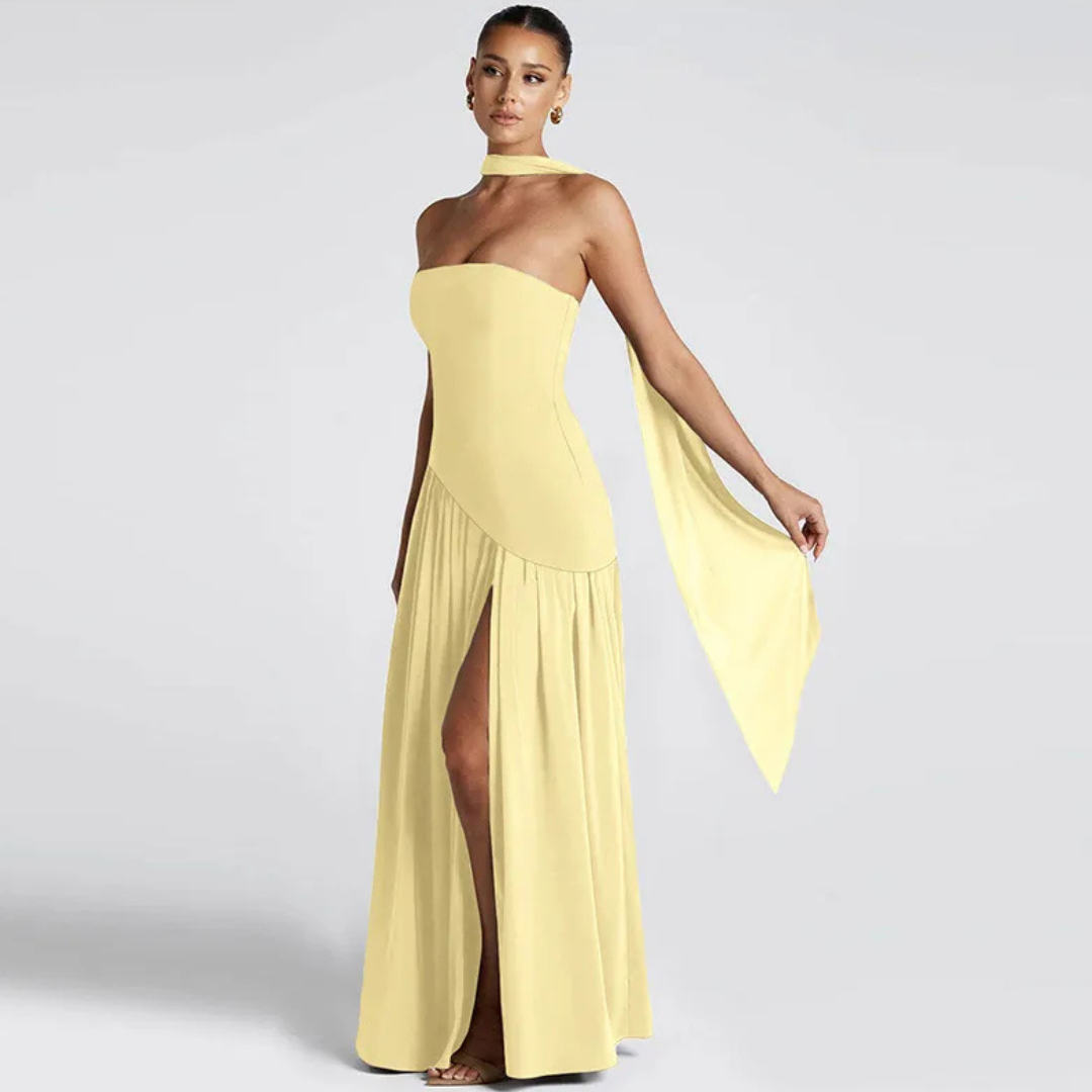 Vestido largo con corsé sin tirantes, abertura lateral y pañuelo a juego.
