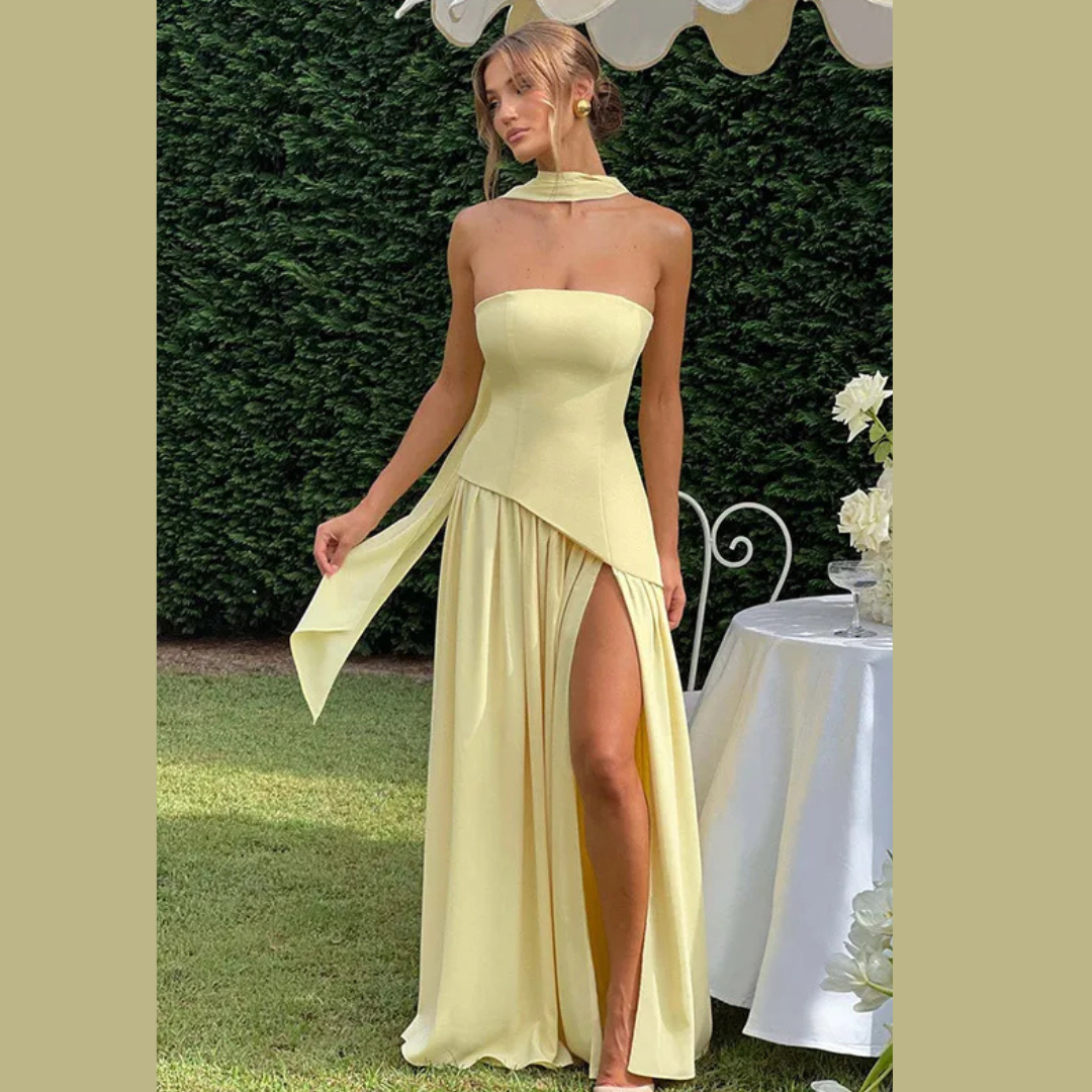 Vestido largo con corsé sin tirantes, abertura lateral y pañuelo a juego.