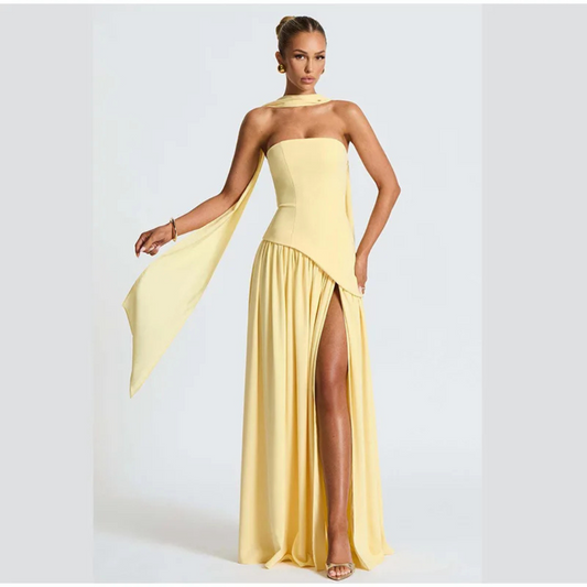 Vestido largo con corsé sin tirantes, abertura lateral y pañuelo a juego.