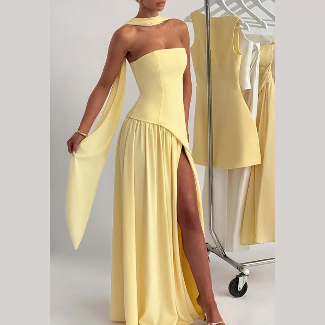 Vestido largo con corsé sin tirantes, abertura lateral y pañuelo a juego.