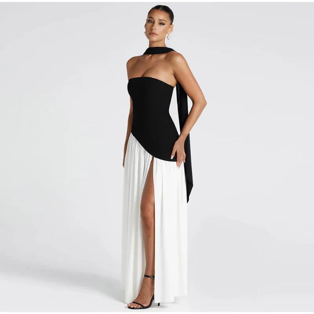 Vestido largo con corsé sin tirantes, abertura lateral y pañuelo a juego.