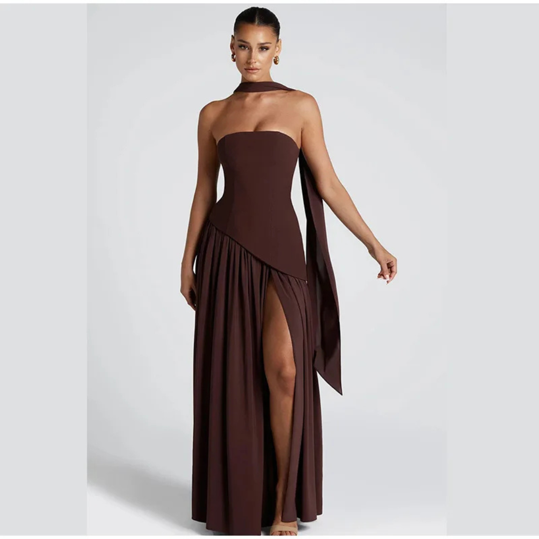 Vestido largo con corsé sin tirantes, abertura lateral y pañuelo a juego.