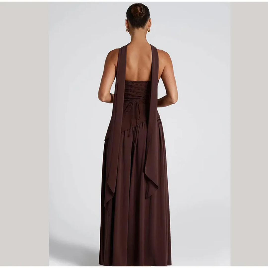 Vestido largo con corsé sin tirantes, abertura lateral y pañuelo a juego.