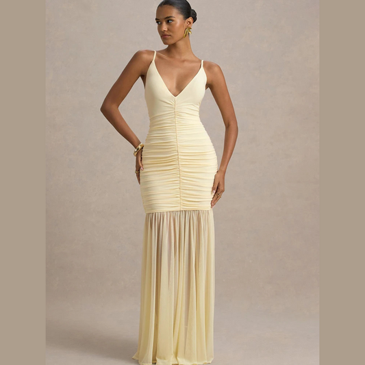 Vestido largo con escote en V fruncido, finos tirantes y falda semitransparente.