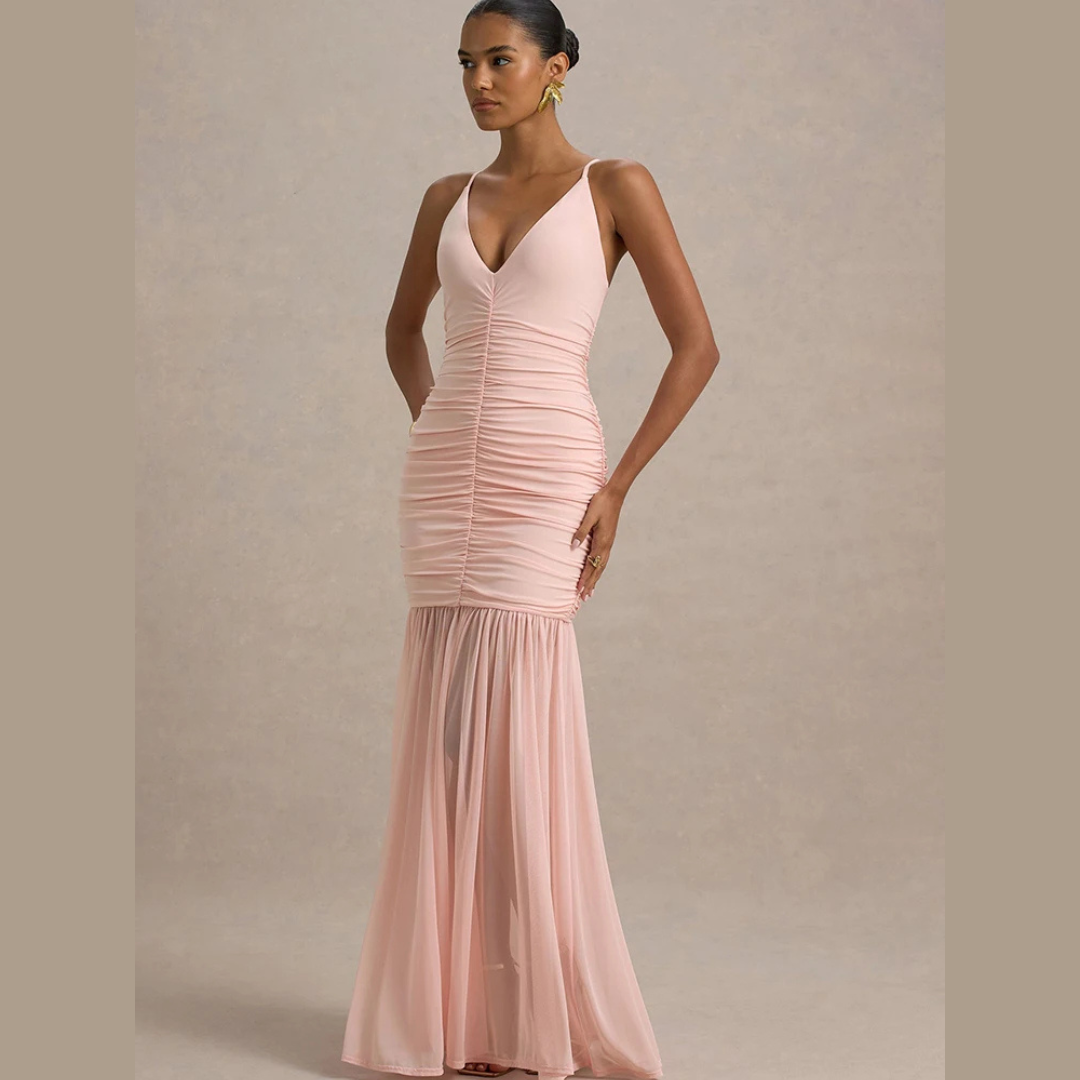 Vestido largo con escote en V fruncido, finos tirantes y falda semitransparente.