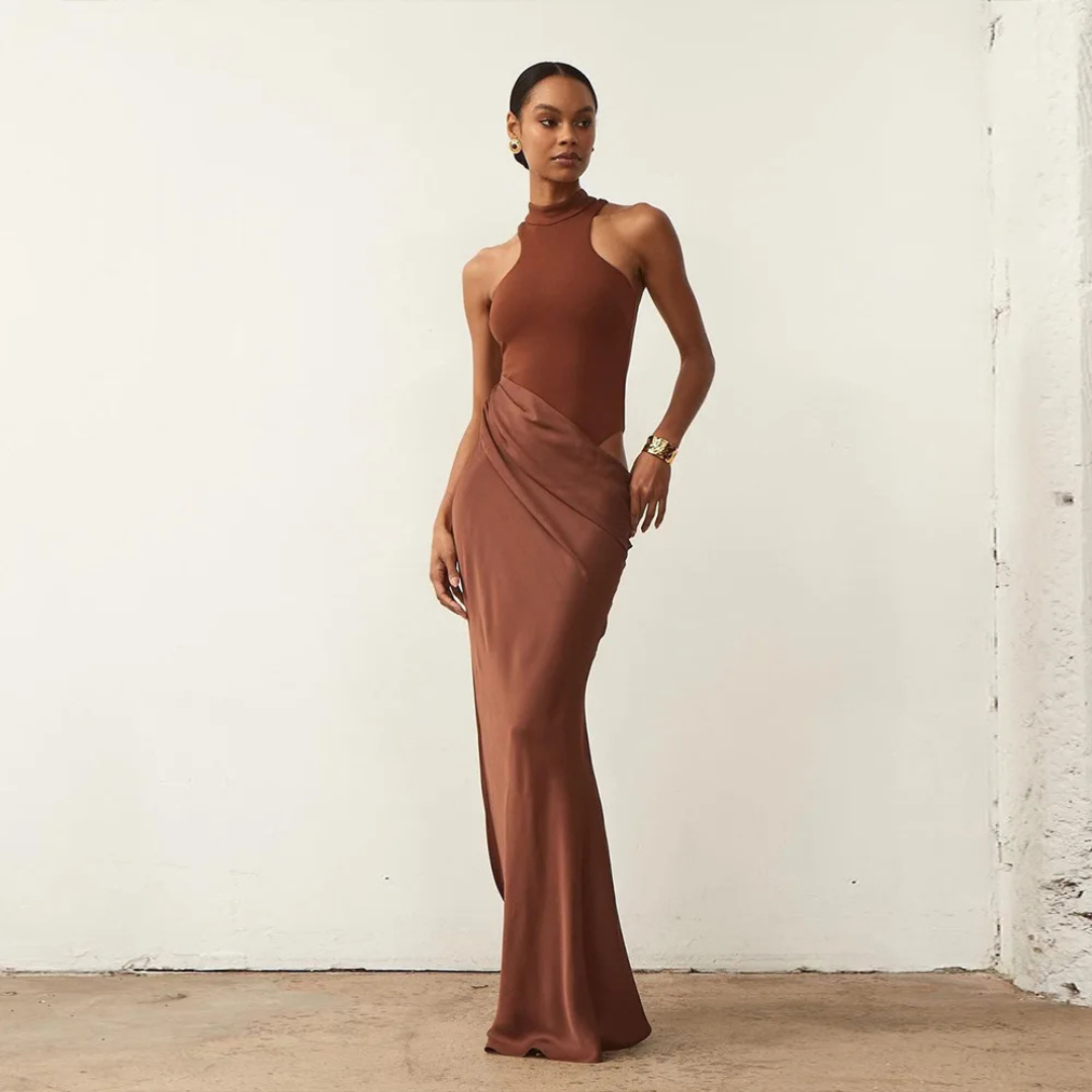 Vestido largo halter con aberturas – Body integrado y falda drapeada.