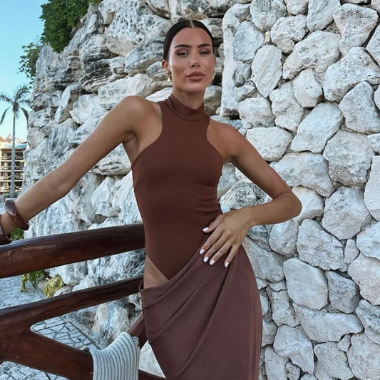 Vestido largo halter con aberturas – Body integrado y falda drapeada.