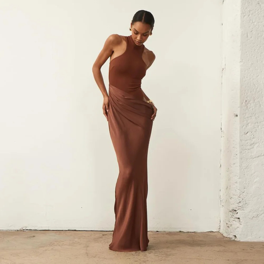 Vestido largo halter con aberturas – Body integrado y falda drapeada.