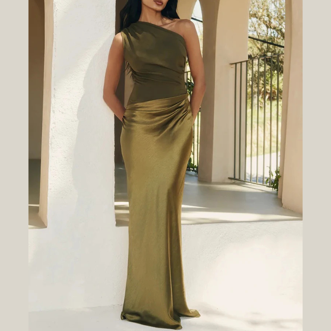 Vestido largo de satén asimétrico con cintura drapeada.