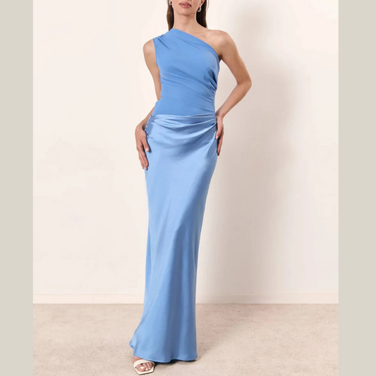 Vestido largo de satén asimétrico con cintura drapeada.