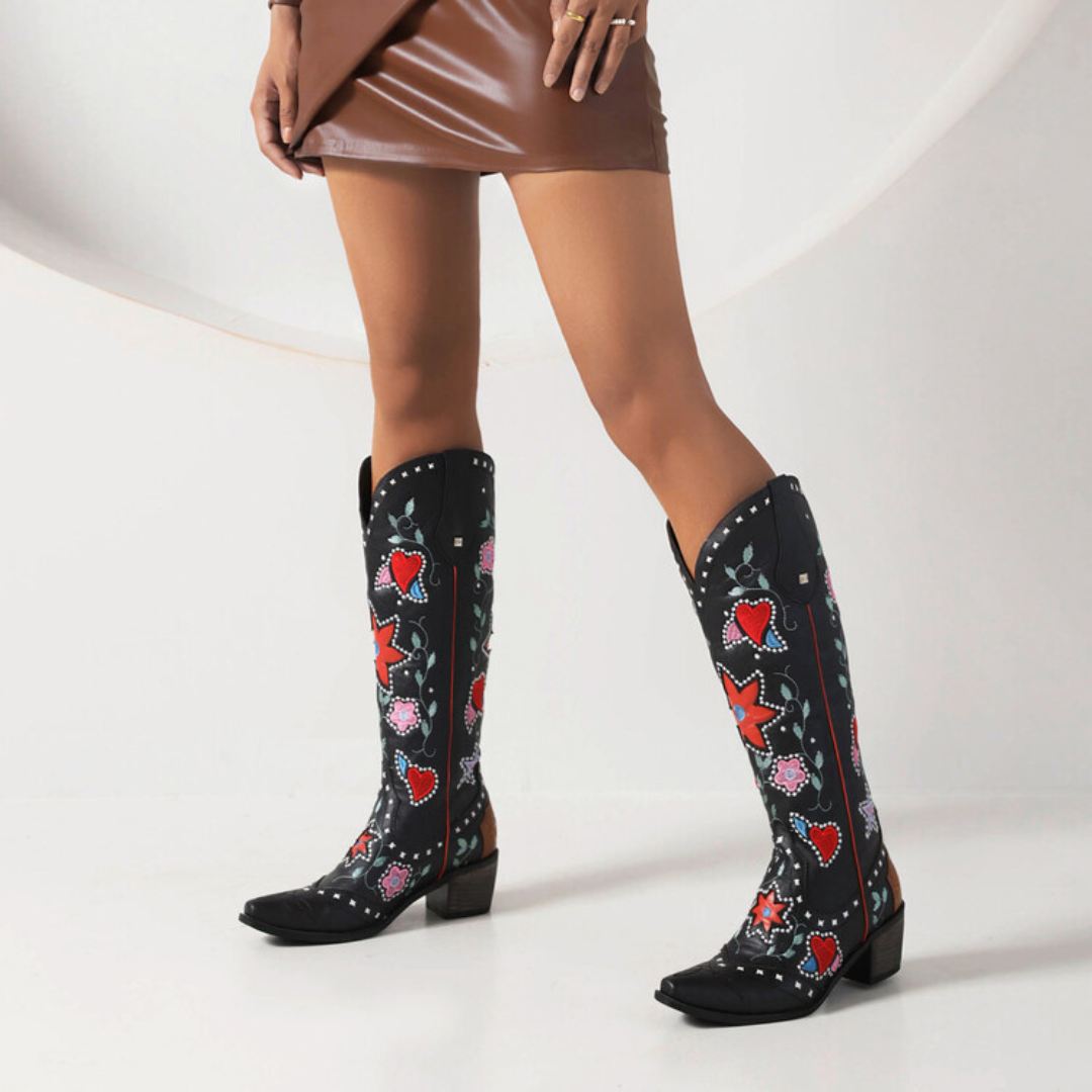 Botas Western "Wild Heart" – Bordado Floral y Detalles con Tachuelas