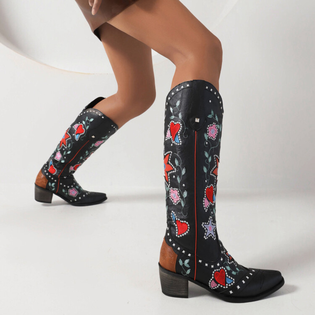 Botas Western "Wild Heart" – Bordado Floral y Detalles con Tachuelas
