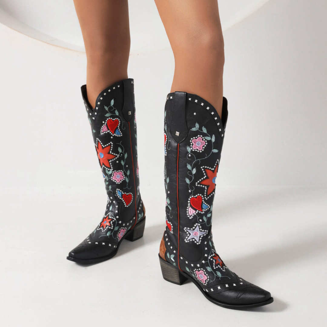 Botas Western "Wild Heart" – Bordado Floral y Detalles con Tachuelas