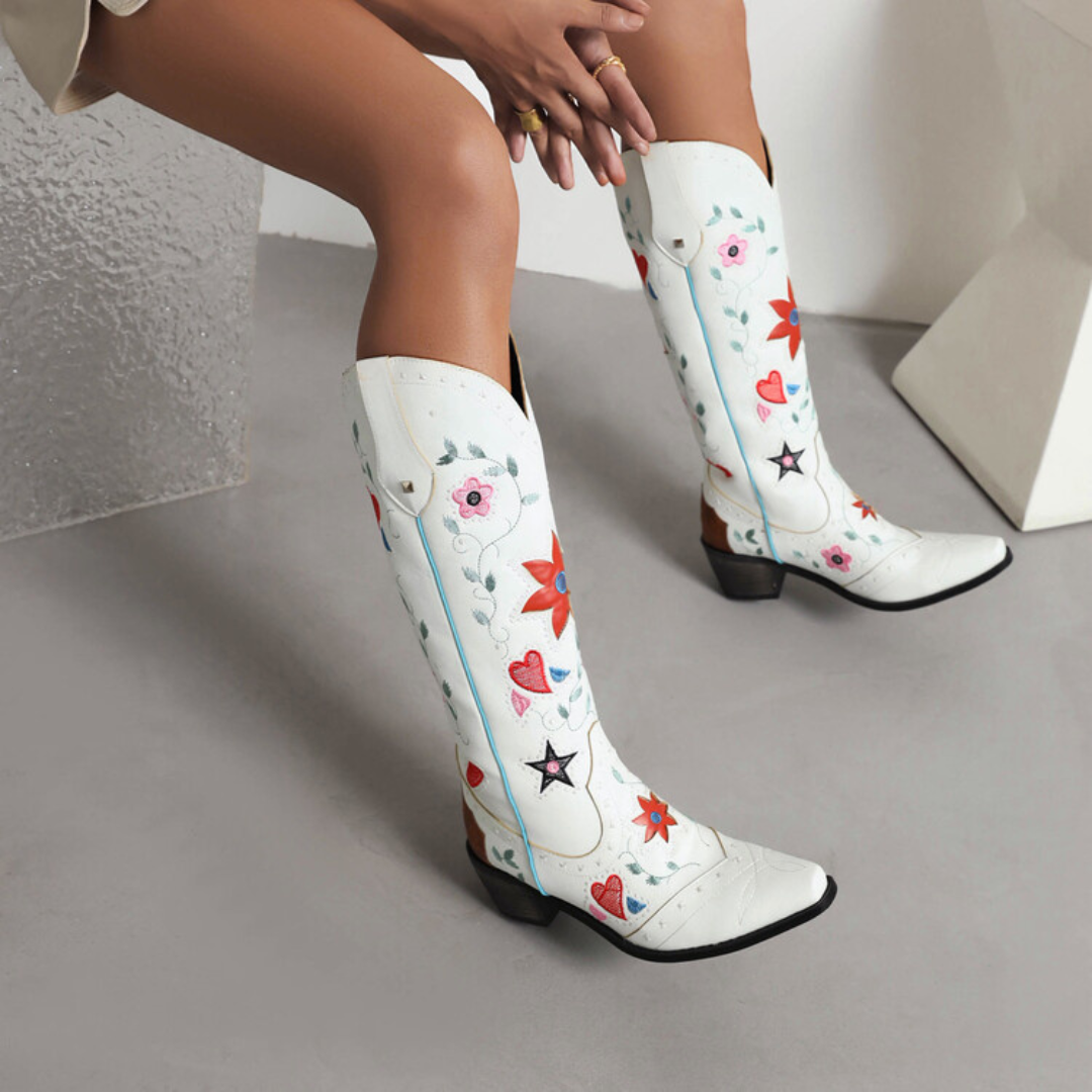 Botas Western "Wild Heart" – Bordado Floral y Detalles con Tachuelas