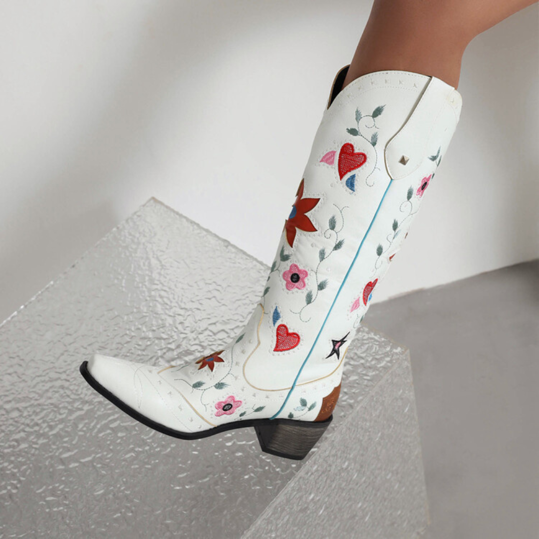 Botas Western "Wild Heart" – Bordado Floral y Detalles con Tachuelas