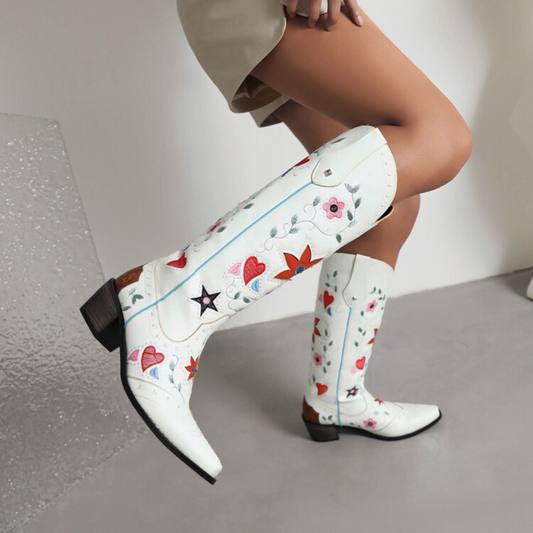 Botas Western "Wild Heart" – Bordado Floral y Detalles con Tachuelas