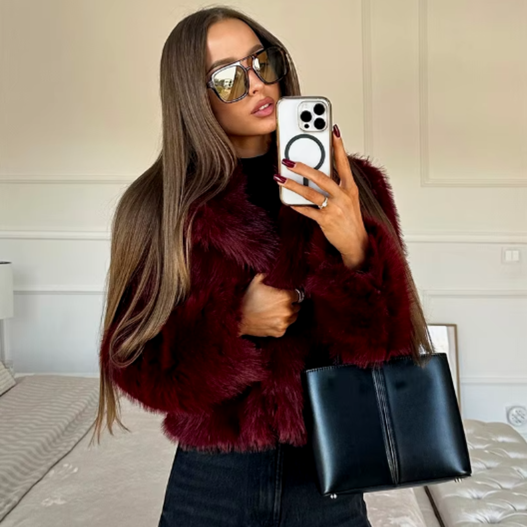 Chaqueta corta efecto pelo burdeos – Elegancia y estilo urbano