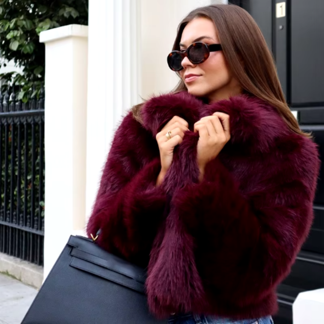 Chaqueta corta efecto pelo burdeos – Elegancia y estilo urbano
