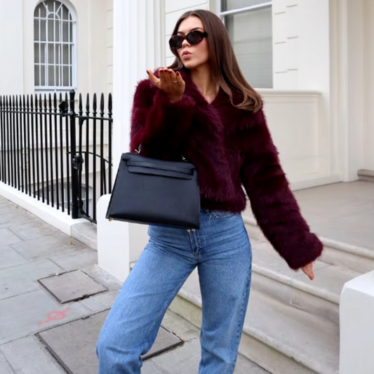 Chaqueta corta efecto pelo burdeos – Elegancia y estilo urbano