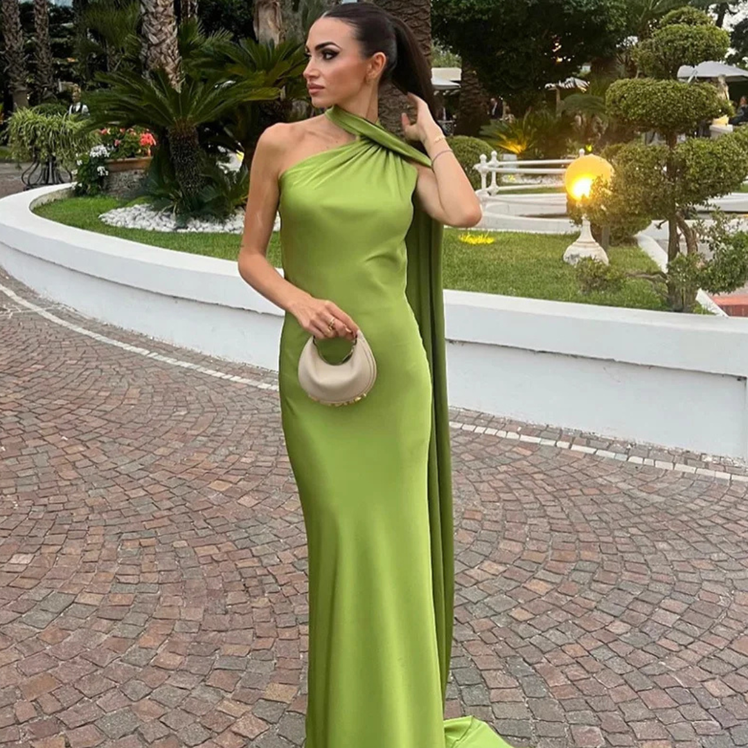 Vestido largo con espalda descubierta, cuello abotonado y pañuelo integrado.