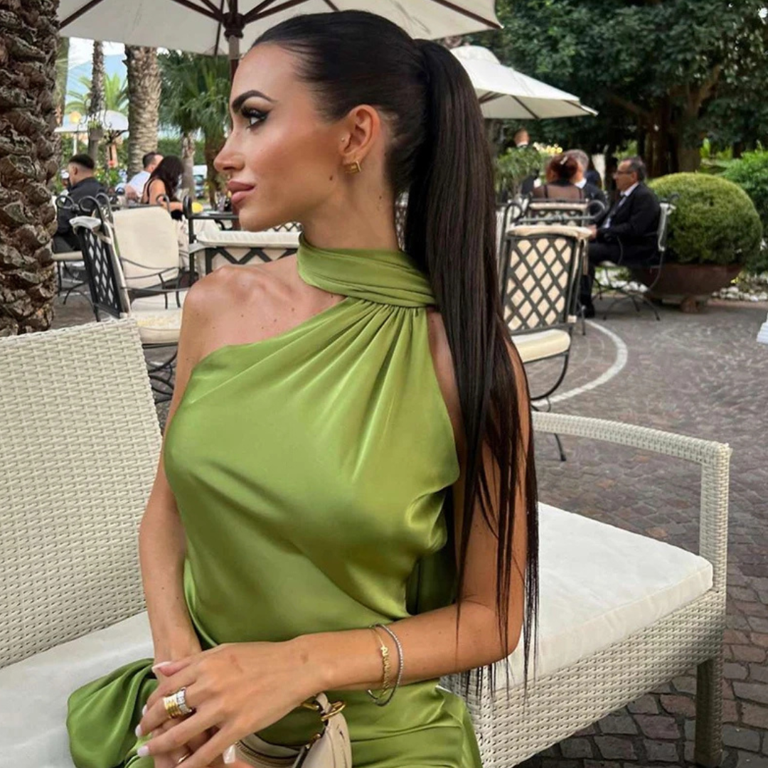 Vestido largo con espalda descubierta, cuello abotonado y pañuelo integrado.