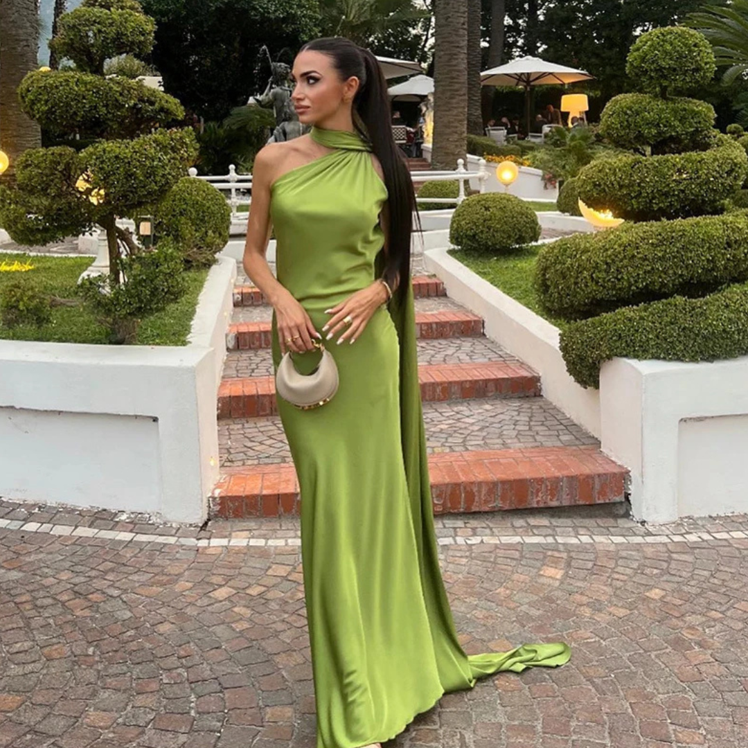 Vestido largo con espalda descubierta, cuello abotonado y pañuelo integrado.