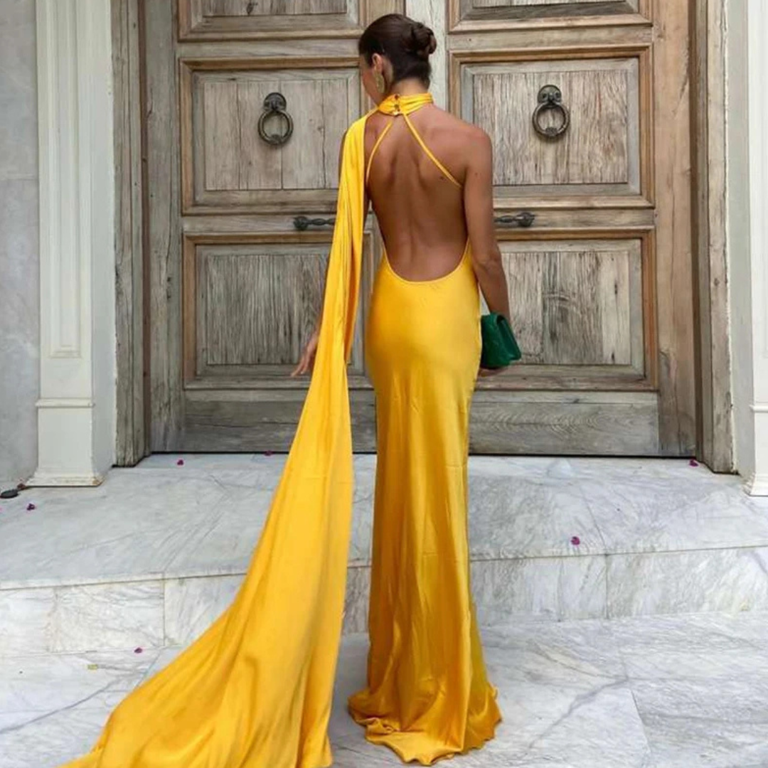 Vestido largo con espalda descubierta, cuello abotonado y pañuelo integrado.