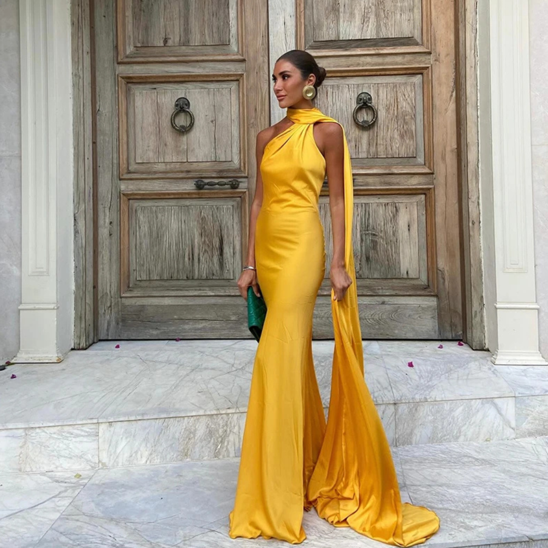 Vestido largo con espalda descubierta, cuello abotonado y pañuelo integrado.