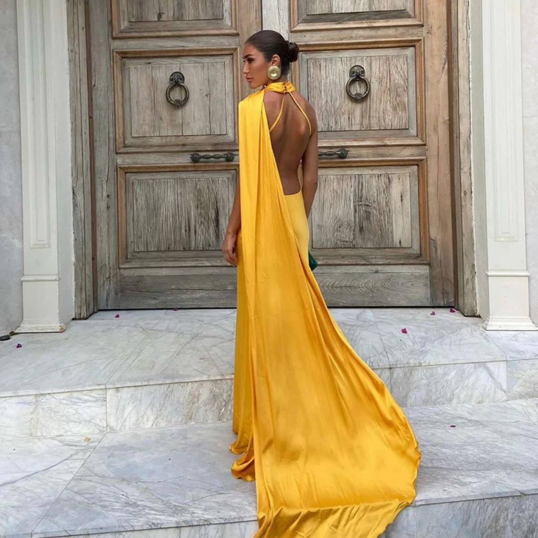 Vestido largo con espalda descubierta, cuello abotonado y pañuelo integrado.
