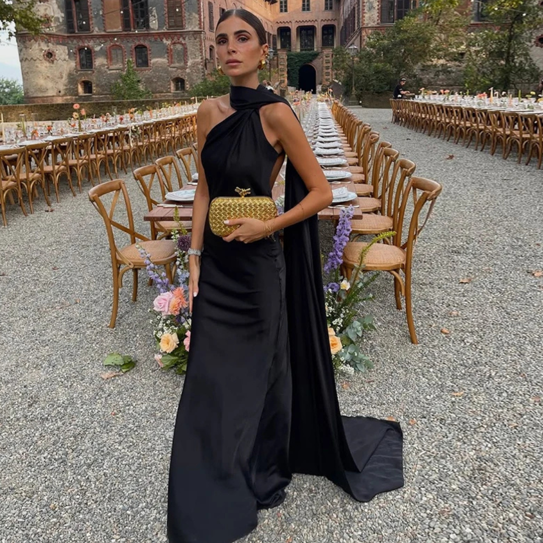 Vestido largo con espalda descubierta, cuello abotonado y pañuelo integrado.