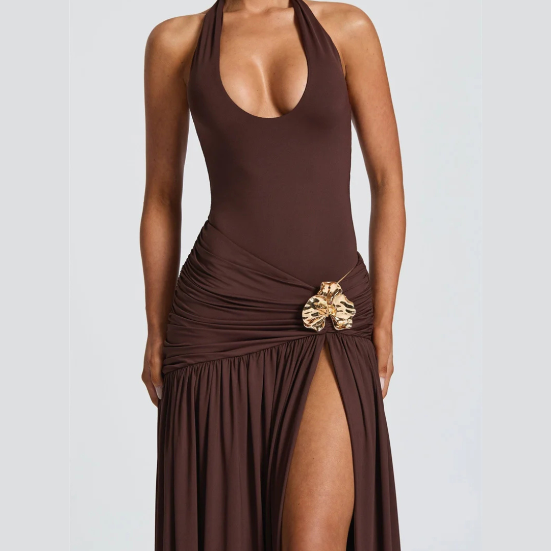 Conjunto de body halter y falda larga con detalle dorado