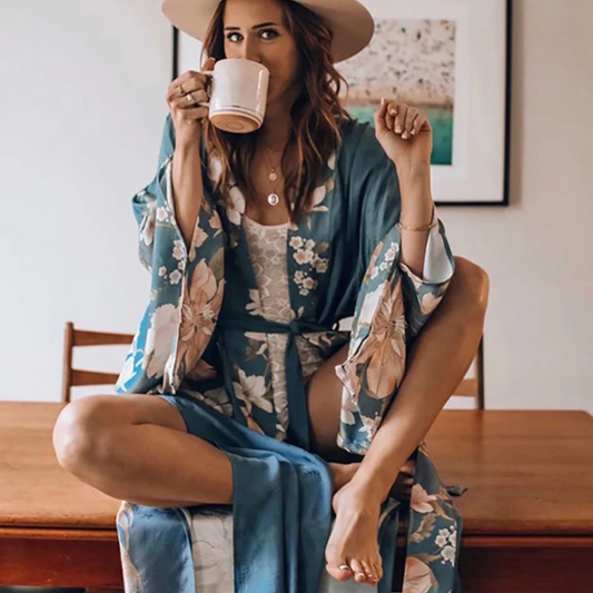 Kimono Midnight Garden – Estampado Floral en Satén Azul con Cinturón