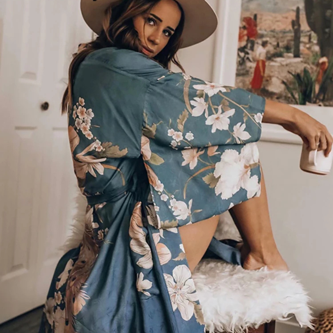 Kimono Midnight Garden – Estampado Floral en Satén Azul con Cinturón