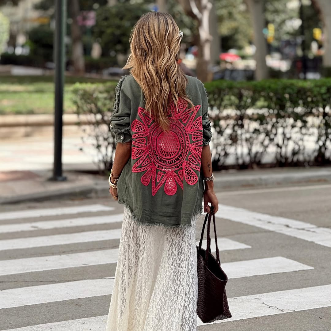 Sobrecamisa-Parka Verde con Bordado Étnico en Espalda – Chic y Versátil