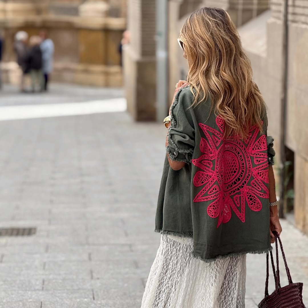 Sobrecamisa-Parka Verde con Bordado Étnico en Espalda – Chic y Versátil