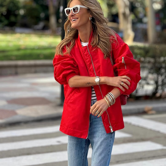 Bomber Oversize Roja – Estilo Urbano y Toque Chic
