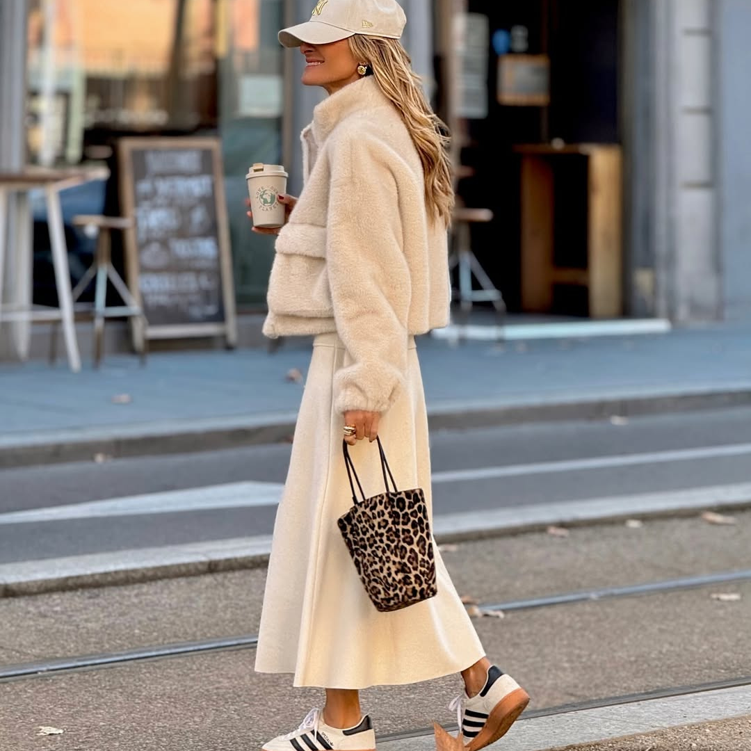 Abrigo corto beige efecto pelo – Suavidad y estilo