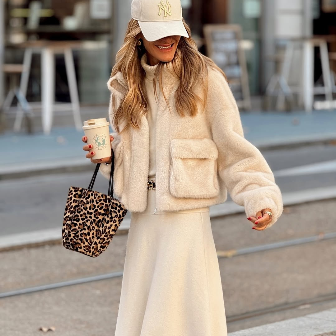 Abrigo corto beige efecto pelo – Suavidad y estilo
