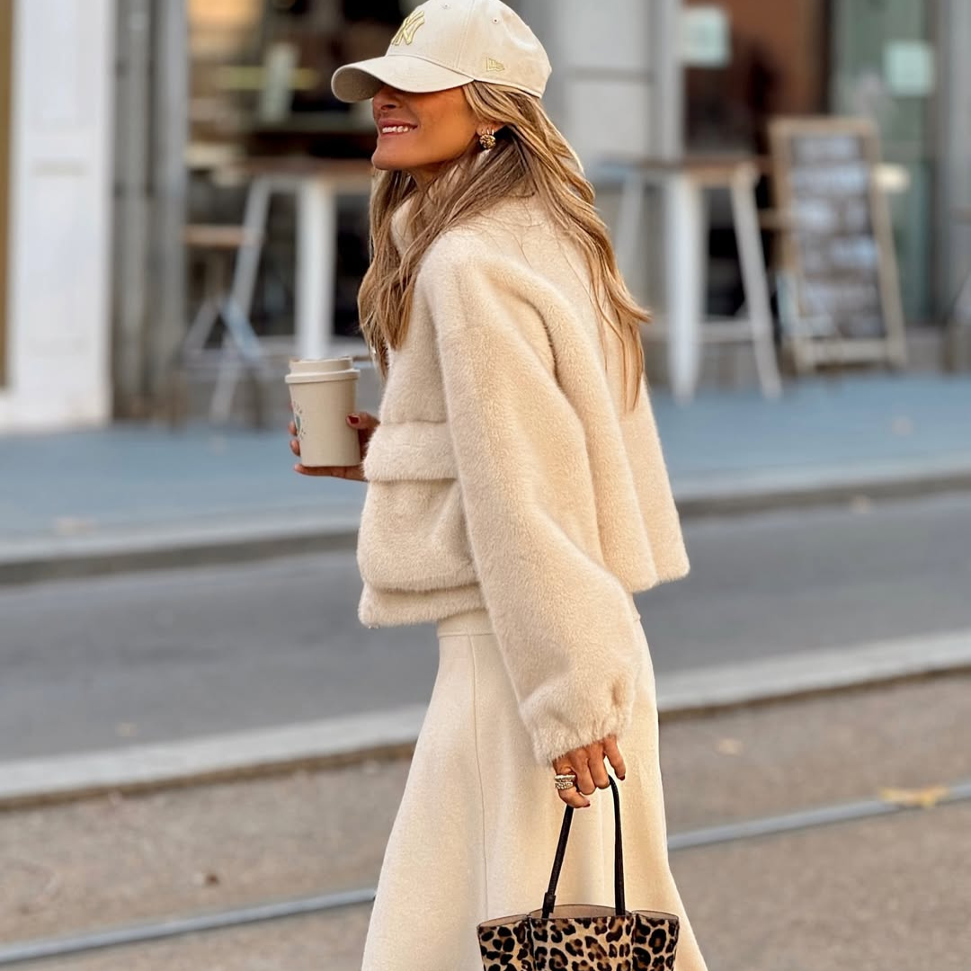Abrigo corto beige efecto pelo – Suavidad y estilo
