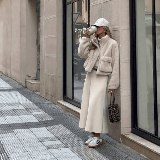 Abrigo corto beige efecto pelo – Suavidad y estilo