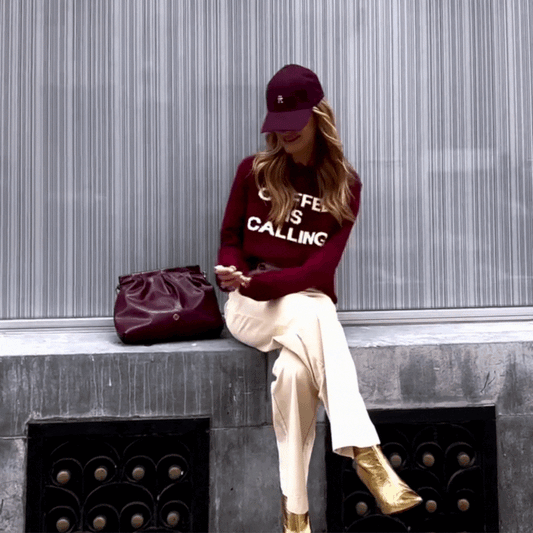 Jersey punto Coffee Is Calling Burgundy