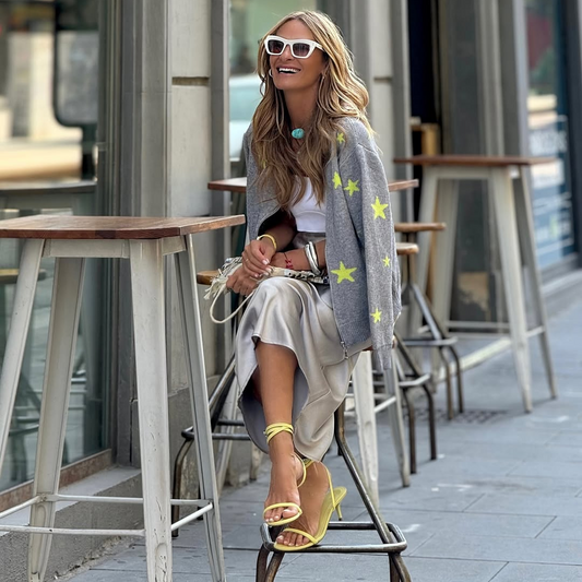 Cárdigan Gris con Estrellas Fluor – Estilo Casual Chic