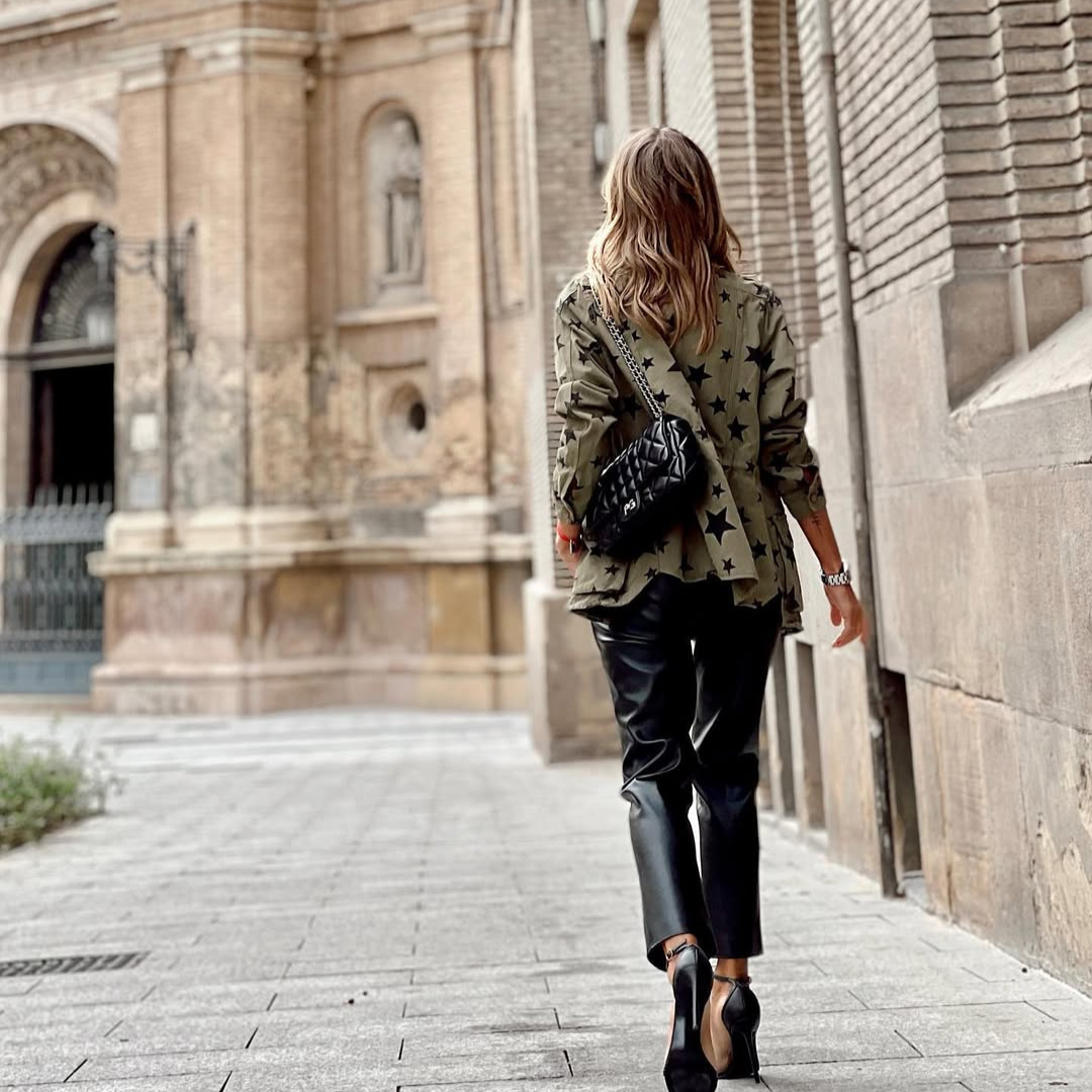 Parka Estampada de Estrellas – Estilo Urbano y Comodidad