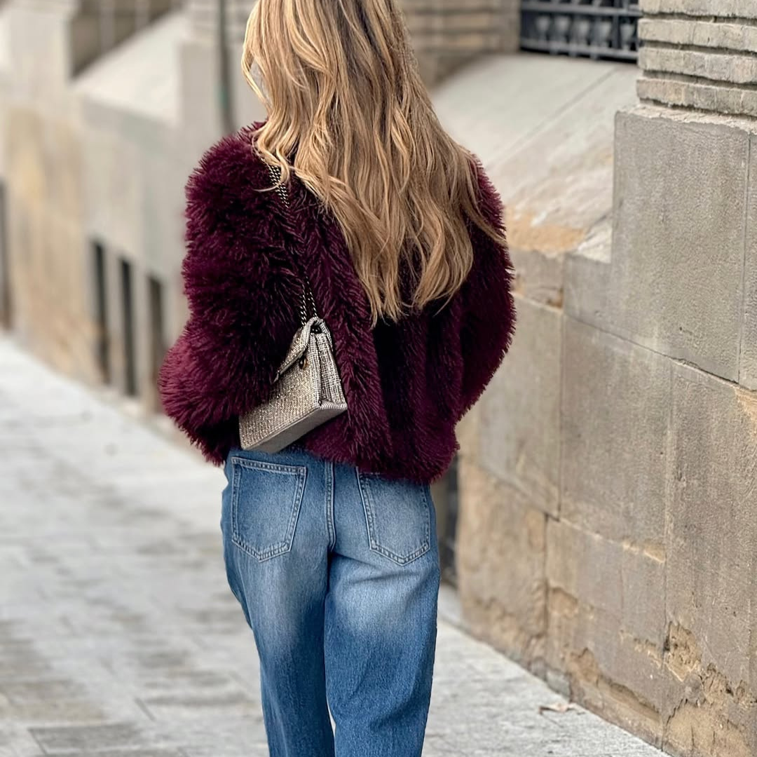 Chaqueta Peluche Granate – Estilo Chic y Máxima Calidez