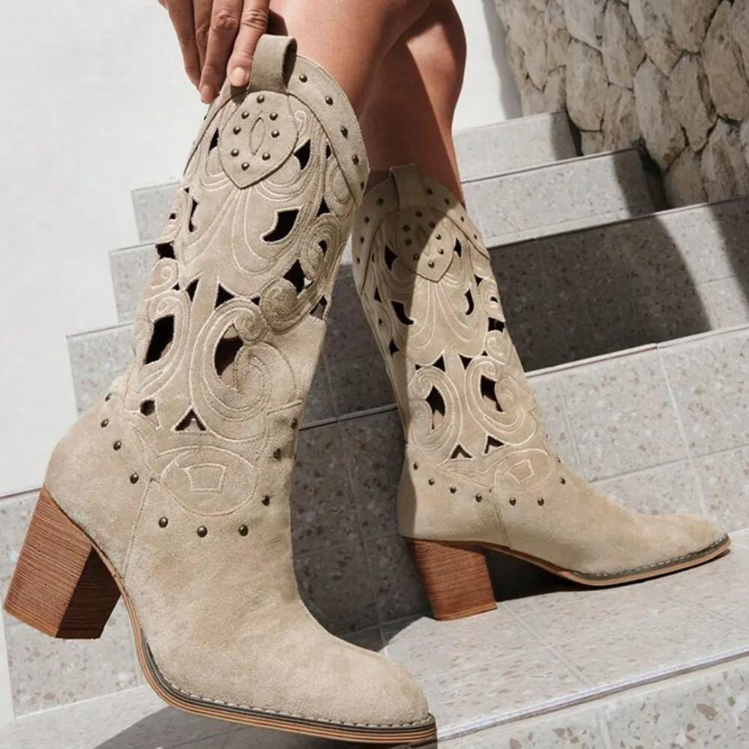 Botas Western Cut-Out – Estilo Cowboy en Ante con Detalles Láser